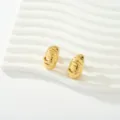 Pendientes de aro C gruesos de acero inoxidable dorado con diseño de rayas texturizado. - Estilo Textura de Raya Plisada