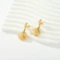 Vista detallada de los pendientes colgantes dorados con forma de concha en acero inoxidable. - Estilo Móvil Concha Caracol Tridimensional