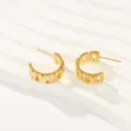 Pendientes de detalle minimalistas de acero titanio chapado en oro con diseño en C. - Estilo de Textura Tejida de Malla