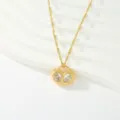 Collar con colgante de candado de circonita dorada, vista de detalle elegante y chic. - Modelos de candado con doble piedra