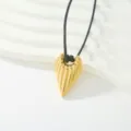 Detalle de collar con colgante de lágrima acanalado bañado en oro sobre fondo blanco ondulado. - Estilo Cordón Rosca 3D (Estilo 5)