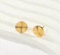 Pendientes de botón dorados con diseño de sol en acero de titanio, joyería circular. - Pendientes de Botón Redondos Textura de Sol Dorado