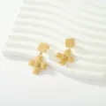 Vista detallada de pendientes colgantes de acero inoxidable chapado en oro con textura martillada. - Estilo Móvil Martillado Cruz Geométrica