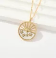 Collar de acero inoxidable bañado en oro con colgante de estrella y circonitas. - Estilo Moneda Sol Estrella Fondo Blanco