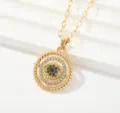 Collar con colgante de círculo retorcido de acero dorado y cristales verdes. - Estilo Flor Ojo Concéntrico