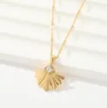 Collar dorado elegante con colgante de abanico delicado y piedra de cristal brillante. - Ginkgo
