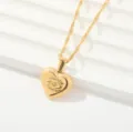 Vista detallada del hermoso collar con colgante de corazón dorado y textura de cadena. - Estilo Corazón Ojo Turco