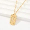 Detalle de un collar de acero de titanio bañado en oro con colgante de luna y estrellas. - Estilo Placa Identificación Estrella Luna Brillantina (Estilo 4)