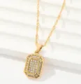 Primer plano detallado de un collar con colgante geométrico dorado y brillantes. - Estilo Etiqueta Rectángulo Geométrico Brillantina (Estilo 5)
