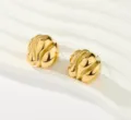 Gros plan de boucles d'oreilles clous dorées texturées irrégulières au design moderne ondulé. - Style Texturé à Rainures Ondulées 3D (Style 5)