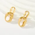 Vista detallada de pendientes geométricos dorados, mostrando una textura y brillo exquisitos. - Estilo Cadena Entrelazada Ovalada Rectangular (Estilo 5)