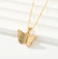 Collar con colgante de mariposa dorada con cristales brillantes, joyería elegante y versátil. - Mariposa