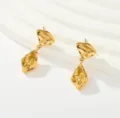 Vista detallada de pendientes colgantes geométricos vintage chapados en oro de 18K. - Estilo Forma Geométrica Irregular Abstracta (Estilo 6)