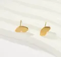 Pendientes de tuerca de mariposa dorados detalle, diseño minimalista de acero titanio. - Pendientes de Botón Mariposa Texturizada Dorado