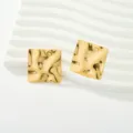 Pendientes geométricos cuadrados dorados con superficie ondulada texturizada. Diseño elegante. - Cuadrado Irregular (Estilo 1)