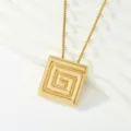 Elegante collar con colgante cuadrado bañado en oro y diseño geométrico clásico chic. - Colgantes de greca griega de moda