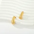 Elegantes pendientes de tuerca en forma de gota dorados con acabado de espejo brillante. - Gota de Agua Lisa Espejo