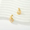 Primer plano detalle de pendientes de gota huecos de acero inoxidable chapado en oro. - Gota de Agua Mani Hueco