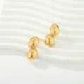 Vista dettagliata di orecchini minimalisti in acciaio inossidabile bagnato oro 18K chic. - Goccia d'Acqua Arachide Doppia Collegata