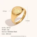 Anillo sello de acero inoxidable chapado en oro de 18K con diseño grabado de olas marinas. - Patrón Redondo Oceánico (R5714)