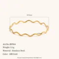 Minimalistisches 18K vergoldetes Edelstahl Wellen Armreif Armband, stilvolles Schmuckstück. - Breite 1.8mm
