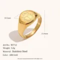 Anillo sello de acero inoxidable bañado en oro 18K con escarabajo grabado, variante. - Talla 6 / Patrón de Escarabajo (R5712) / Ancho de Cara 10.5mm / Dorado