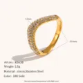 Vista dettagliata dell'anello a V irregolare in acciaio inossidabile placcato oro 18K con zircone. - Taglia 6 / Anello Irregolare a V (R5638) / Oro