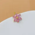 Nahaufnahme Detail eines rosa Zirkon vergoldeten Blumen Anhängers für kreativen Schmuck. - Rosa