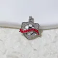 Primo piano dettagliato del ciondolo scudo da calcio con strass e nastro rosso per gioielli diy. - Stile Nastro Rosso (741)