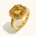 Elegante anillo octagonal chapado en oro de 18K con piedra central amarilla y circonitas. - Talla 6 / Pave Cuadrado Pequeño de 8 Lados (R5608) / Dorado