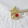 Vergulde schattige eekhoorn hanger met zirkonia en rood hart voor het maken van DIY sieraden - Gouden Eekhoorn met Rode Steen