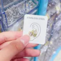Edelstahl Zirkon Bär Herz Ohrstecker Detailansicht mit glitzernden Steinen und klarem Design. - Herz Bär Ohrstecker (HZ02)