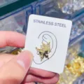 Detailansicht der Zirkonia Schmetterling Ohrklemme auf Karte, edler Edelstahl Schmuck. - Schmetterling Stil 1 (HZ02)