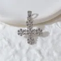 Detailansicht eines wunderschönen Zirkon Kreuz Anhängers für DIY Halsketten und Armbänder. - Kleine Blume Strass Kreuz Stil (2) / Silber