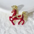 Primo piano dettagliato di un ciondolo a forma di cavallo rosso e oro con zirconi. - Stile Cavallo Rosso Oro (M1022)