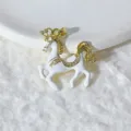 Primo piano del ciondolo cavallo giostra in zircone bianco placcato oro, dettaglio. - Stile Cavallo da Giostra Bianco Oro (M1022)
