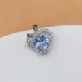 Primo piano del ciondolo cuore in zircone brillante con fiocco, perfetto per la creazione di gioielli. - Cuore Azzurro Argento