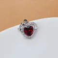 Dettaglio pendente cuore in zircone con gemma rossa e strass scintillanti per accessori. - Cuore Rosso Scuro Oro