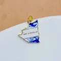 Primo piano dettagliato del ciondolo a forma di mappa del Nicaragua dorato con smalto blu, gioiello. - Stile Mappa del Nicaragua Regolare (3)