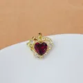 Vista dettagliata in primo piano di un ciondolo in zircone rosso a forma di cuore per gioielli fai da te. - Oro Cuore Rosso