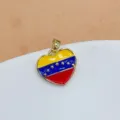 Vista ravvicinata dettagliata del ciondolo a cuore con bandiera del Venezuela, smalto dorato. - Stile Cuore Venezuela (1)