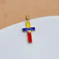 Ciondolo a croce in metallo dorato con dettagli in smalto colorato e mini cuore. - Stile Croce (1)
