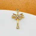 Détail de pendentif croix plaqué or exquis, orné de pierres zirconium étincelantes. - Style de Pendentif Croix Zirconia Blanc Rond Œil Clair(SN1655)