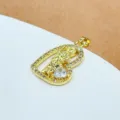 Ciondolo cuore Santa Maria in zircone placcato oro foto di dettaglio per creazione gioielli. - Stile Vergine Maria Cuore Zirconia Bianca (2)