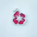 Silberfarbener roter Glitzer Blumen Anhänger mit Perle und funkelnden Zirkoniasteinen. - Silber Rot Glitzer Lasierte Blume Stil (12)