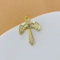 Nahaufnahme Detailansicht des filigranen Kupfer Zirkonia Engelsflügel Kreuz Anhängers. - Herz Weiß Zirkonia Dolch Kreuz (Stil 7)