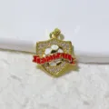 Dettaglio del ciondolo a scudo da calcio con zirconi scintillanti e nastro rosso vivo. - Stile Oro (741)