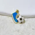 Blauwe en witte voetbalsneaker hanger, mooie emaille legering sport sieraden accessoire. - Veelkleurige Voetbal Sneaker Accessoire Stijl