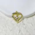 Detailansicht des goldenen Herz-Fußball-Anhängers mit Emaille und Kristall für DIY-Schmuck. - Gold Herz MOM Fußball Stil (1)