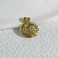 Vue en gros plan détaillée du pendentif visage soleil et lune plaqué or pour bijoux DIY. - Tout Or / Or